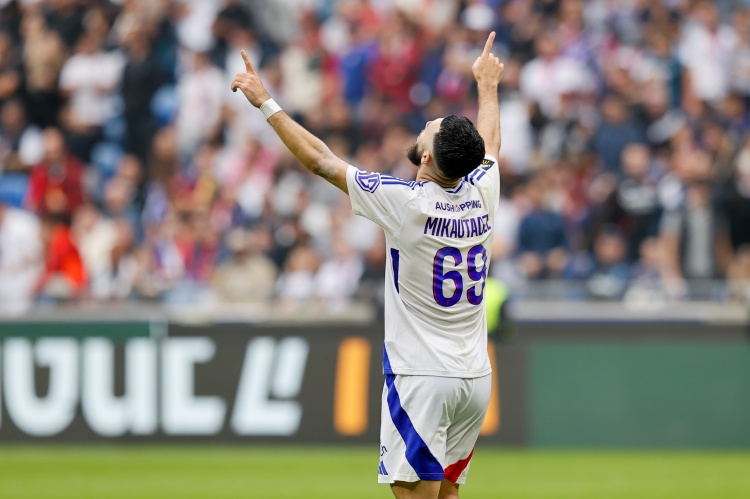 Kysports-记者：里昂前锋米卡乌塔泽今天前往西班牙体检，并与黄潜签约5年