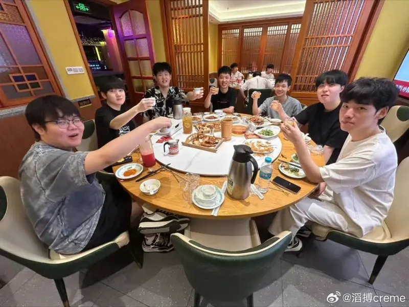 TES中辅分享赛后聚餐照：兄弟们打的很好，赢了比赛吃饭更香
