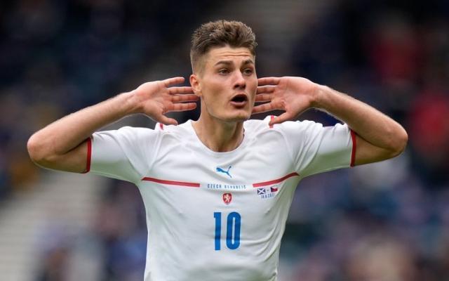 Kysports-【史话】媲美小贝小罗！希克超远程吊门勾起传世回忆